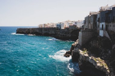 Polignano A Mare, İtalya - 15 Ağustos 2014: Adriyatik Denizi 'nin kayalıklarında bir kısrak olan Polignano' ya bakınız. Apulia, Güney İtalya.