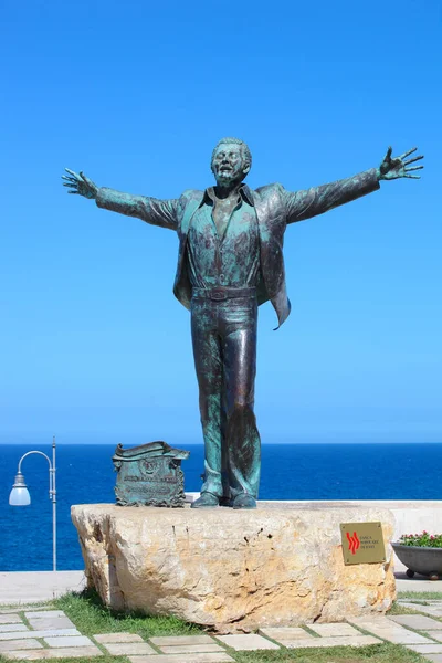 Polignano Mare Italy August 2014 Statue Italian Singer Songwriter Domenico — Stock Photo, Image