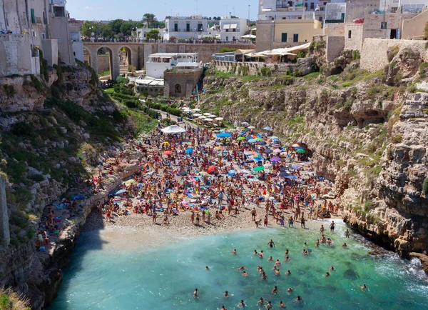 Polignano Mare Italia Agosto 2014 Gente Relaja Nada Hermosa Playa — Foto de Stock