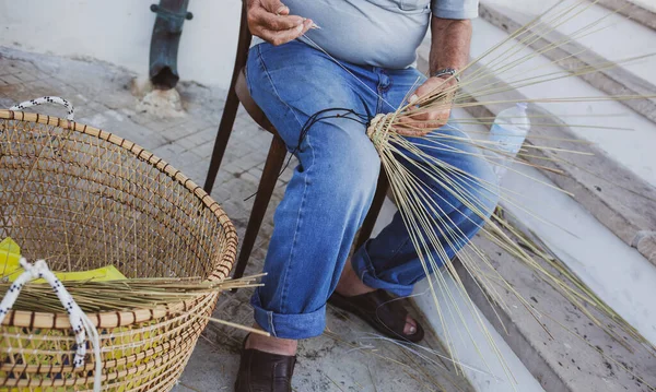 Gallipoli Italy August 2014 Elderly Man Makes Baskets Use Fishing — Stock Photo, Image