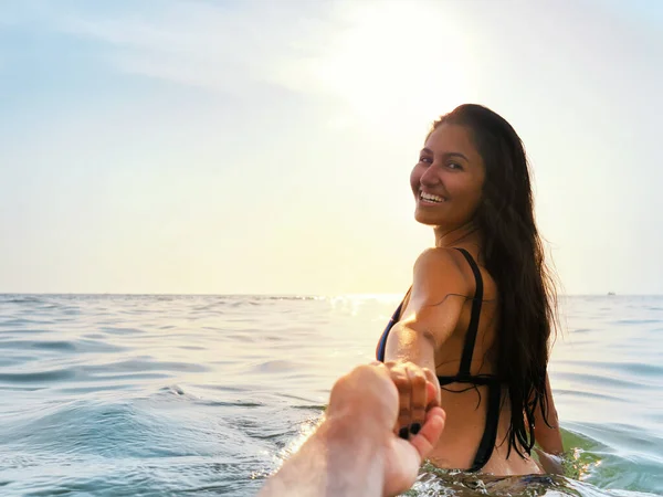 Estilo Vida Verão Morena Caucasiana Siga Pose Apreciando Banho Verão — Fotografia de Stock