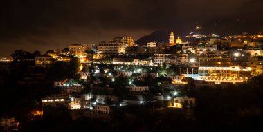 Geceleyin Vico Equense. Yarımada Sorrentine, İtalya.