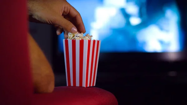 Eating Popcorn While Watching Movie Couch Home Scene House Bright — Stock Photo, Image