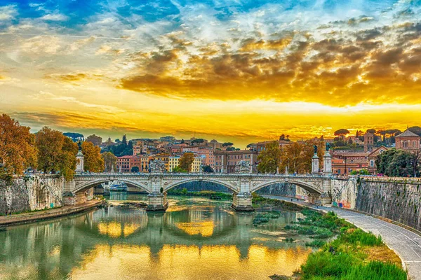 Tiber Nehri Üzerindeki Vittorio Emmanuel Köprüsü Peter Bazilikası Roma Talya — Stok fotoğraf