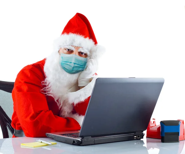 Санта Клаус Хирургической Маской Работает Ноутбуком Белом Фоне — стоковое фото