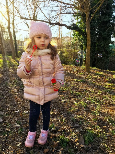 Kleines Mädchen Spielt Winter Draußen Mit Seifenblasen — Stockfoto