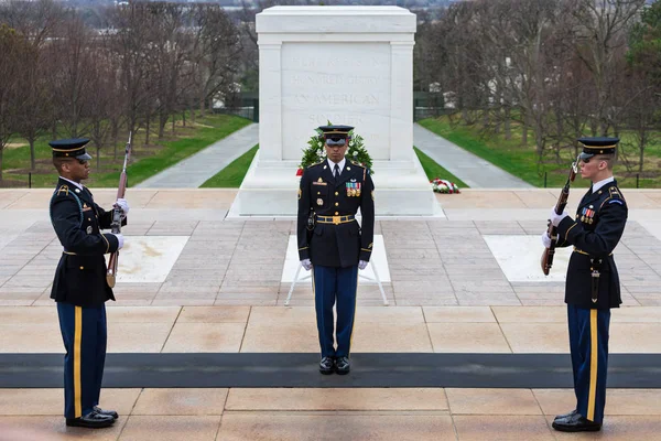 Bilinmeyenli Arlington Ulusal Mezarlığı Washington Türbesi Muhafız Değişen Bize — Stok fotoğraf