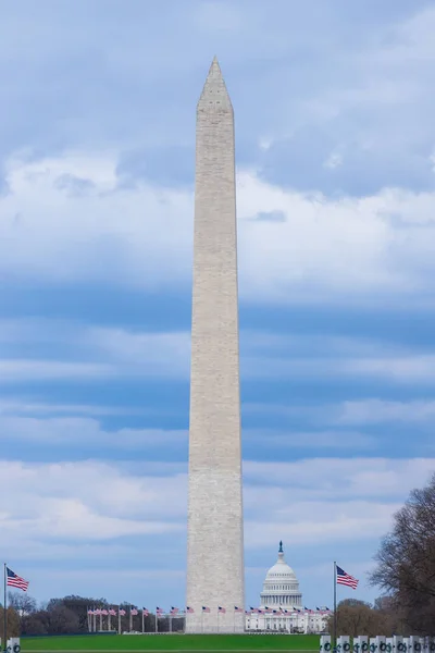 Washington Anıtı Ile Abd Capitol Bir Bulutlu Mavi Gökyüzü Gün — Stok fotoğraf