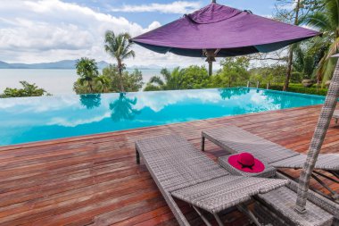 Plaj sandalyeleri güzel deniz manzaralı yüzme havuzu tarafından