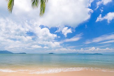 Yaz aylarında mavi gökyüzü ile güzel bir plaj