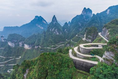 Heaven Linking Avenue 99 eğrileri Cennet Kapısı Zhangjiajie Tianmen Dağı Milli Parkı Hunan Çin dolambaçlı Yol