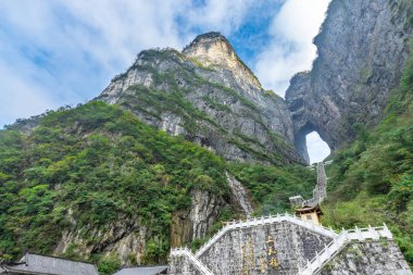 Mavi gökyüzü Zhangjiajie Changsha Hunan Çin ile bulutlu bir günde 999 adım merdiven ile Tianmen Dağ Milli Parkı Heaven's Gate Manzara
