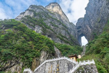 Mavi gökyüzü Zhangjiajie Changsha Hunan Çin ile bulutlu bir günde 999 adım merdiven ile Tianmen Dağ Milli Parkı Heaven's Gate Manzara
