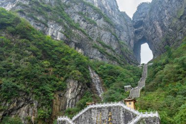 Mavi gökyüzü Zhangjiajie Changsha Hunan Çin ile bulutlu bir günde 999 adım merdiven ile Tianmen Dağ Milli Parkı Heaven's Gate Manzara