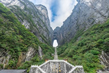 Mavi gökyüzü Zhangjiajie Changsha Hunan Çin ile bulutlu bir günde 999 adım merdiven ile Tianmen Dağ Milli Parkı Heaven's Gate Manzara