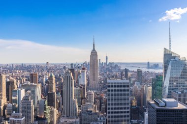 New York şehir manzarası Manhattan'daki Empire State Binası ve gökdelenler ile güneşli gün ile şehir merkezinde açık mavi gökyüzü ABD