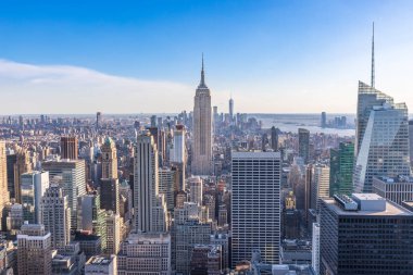 New York şehir manzarası Manhattan'daki Empire State Binası ve gökdelenler ile güneşli gün ile şehir merkezinde açık mavi gökyüzü ABD
