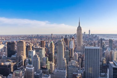New York şehir manzarası Manhattan'daki Empire State Binası ve gökdelenler ile güneşli gün ile şehir merkezinde açık mavi gökyüzü ABD
