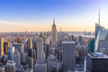 New York şehir manzarası Manhattan'daki Empire State Binası ve gökdelen günbatımı ABD ile şehir merkezine