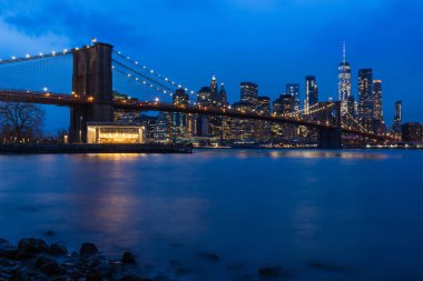 Brooklyn Köprüsü, gün batımı New York ABD Cityscape downtown ile Manhattan'da