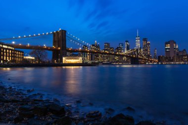 Brooklyn Köprüsü, gün batımı New York ABD Cityscape downtown ile Manhattan'da