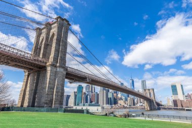 Brooklyn Köprüsü ile Manhattan şehir merkezi ve Cityscape güneşli gün açık mavi gökyüzü New York USA ile
