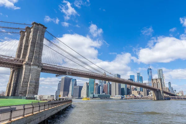 Puente Brooklyn Con Manhattan Centro Cityscape Día Soleado Con Cielo — Foto de Stock