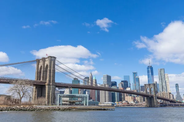Бруклинский Мост Центром Манхэттена Солнечный День Ясным Голубым Небом Нью — стоковое фото