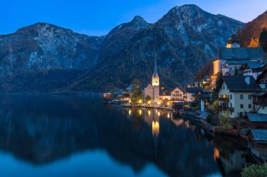 Klasik kartpostal bakış açısından geceleri Hallstatt dağ köyü Salzkammergut Avusturya