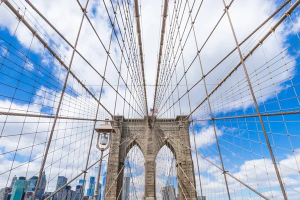 Бруклинский Мост Центром Манхэттена Солнечный День Ясным Голубым Небом Нью — стоковое фото
