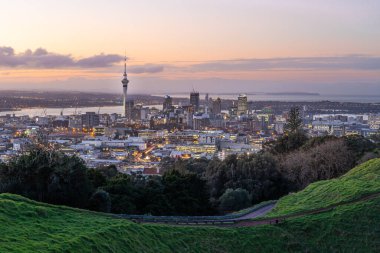 Auckland City gökdeleni, Auckland Gökyüzü Kulesi ile birlikte. Gün batımında cennet Yeni Zelanda