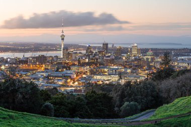 Auckland City gökdeleni, Auckland Gökyüzü Kulesi ile birlikte. Gün batımında cennet Yeni Zelanda