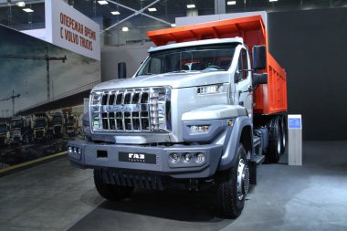 Moskova - 8 Eylül 2017: Damperli kamyon Ural C25.330 ticari taşıma Kom 2017 sergisinde. Kamu-olay.