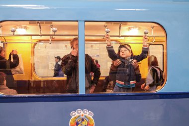 Moskova - 5 Mayıs 2015: Tanımlanamayan çocuk bir retro-otomobil Moskova metrosu 80 yıldönümünü adanmış sergisinde eski bir metro araba penceresinde açar. Kamu-olay