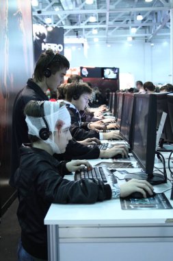 Moskova-7 Ekim: Tanımlanamayan iskambil video oyunları eğlence endüstrisi, 7 Ekim 2012 tarihinde Igromir Moskova'da Uluslararası Sergi, gençler