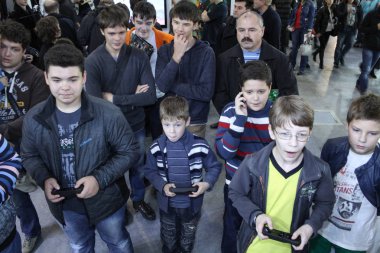 Moskova-7 Ekim: Tanımlanamayan iskambil video oyunları eğlence endüstrisi, 7 Ekim 2012 tarihinde Igromir Moskova'da Uluslararası Sergi, gençler