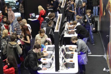 Moskova-7 Ekim: Tanımlanamayan iskambil video oyunları eğlence endüstrisi, 7 Ekim 2012 tarihinde Igromir Moskova'da Uluslararası Sergi, gençler