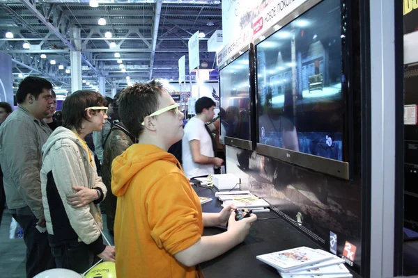 Москва Октября Неизвестные Молодые Люди Играют Видеоигры Международной Выставке Индустрии — стоковое фото