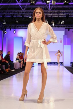 Moskova-Eylül 8: Zafer giyim koleksiyonu moda endüstrisinin, koleksiyon Moskova, Premiere 8 Eylül 2012 tarihinde Cpm Moskova Uluslararası fuarında