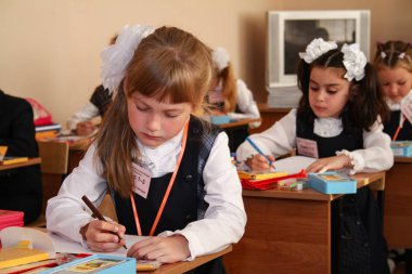 Moskova - 1 Eylül 2011: birinci sınıf çocuk yazma sınıf bilgi gün. Kamu-olay.