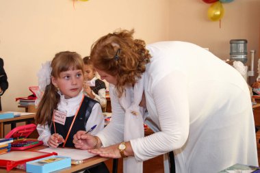 Moskova - 1 Eylül 2011: Bilgi gün yazmak için birinci sınıf öğrenci öğretmen öğretir. Kamu-olay.