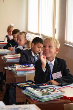 Moskova - 1 Eylül 2011: Birinci sınıf bir çocuk bilgi gününde elini kaldırdı. Kamu-olay.