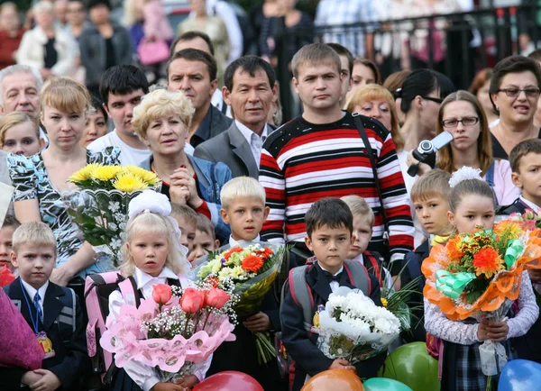 Moscow September 2011 Parents Children Bouquets Solemn Line Day Knowledge — Stock Photo, Image