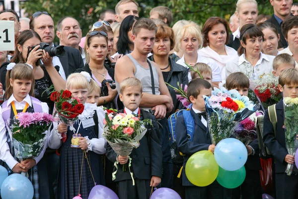 Moscow September 2011 Parents Children Bouquets Solemn Line Day Knowledge — Stock Photo, Image