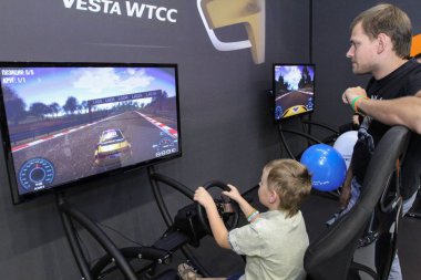 Moskova - 26 Ağustos 2016: Moskova Uluslararası Otomobil salon, Mias oyun sürüş autosimulator. Kamu-olay.
