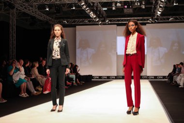 Moskova - 1 Eylül 2016: Oldukça bir giyim koleksiyonu moda endüstrisinin Collection Premiere Moskova BGBM Uluslararası fuarında.