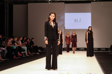 Moskova - 1 Eylül 2016: Blz giyim koleksiyonu moda endüstrisinin Collection Premiere Moskova BGBM Uluslararası fuarında.