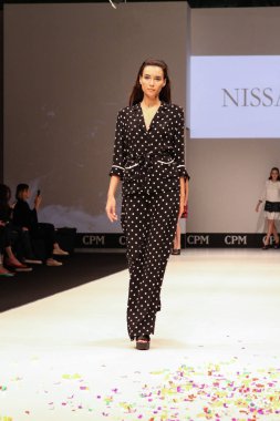 Moskova - 1 Eylül 2016: Nissa giyim koleksiyonu moda endüstrisinin Collection Premiere Moskova BGBM Uluslararası fuarında.