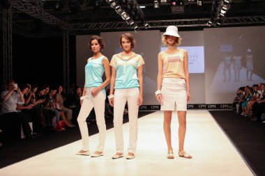 Moskova - 1 Eylül 2016: Vemina şehir tarafından Lisa Romanyuk giyim koleksiyonu moda endüstrisinin Collection Premiere Moskova BGBM Uluslararası fuarında.