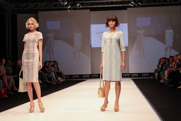 Moskova - 1 Eylül 2016: Vemina şehir tarafından Lisa Romanyuk giyim koleksiyonu moda endüstrisinin Collection Premiere Moskova BGBM Uluslararası fuarında.